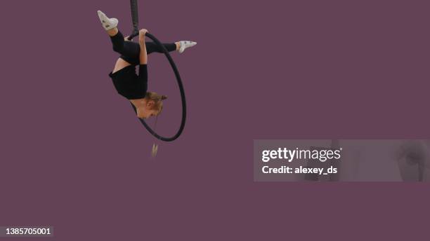 child aerial acrobat on the aerial hoop, series of photos - lyra 個照片及圖片檔