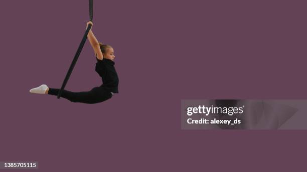 acrobata aérea infantil no aro aéreo, série de fotos - lyra - fotografias e filmes do acervo