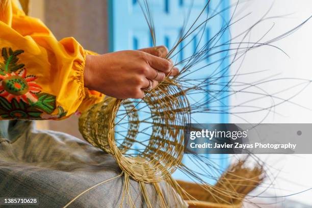 espartera woman working with esparto grass with his hands - tisser photos et images de collection