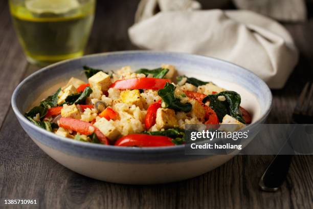 gesunde gemüse- und braune reispfanne - naturreis stock-fotos und bilder