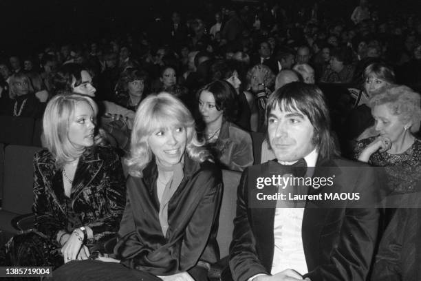 Elisabeth Haas, Mireille Darc et Serge Lama assistant au concert de Michel Sardou à l'Olympia de Paris, le 27 octobre 1976.