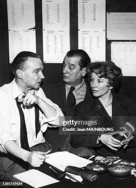 René Simon discutant avec Marcel et Jacqueline Pagnol dans un café à Paris, en 1954.