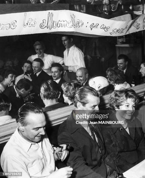 René Simon discutant avec Marcel et Jacqueline Pagnol dans un café à Paris, en 1954.