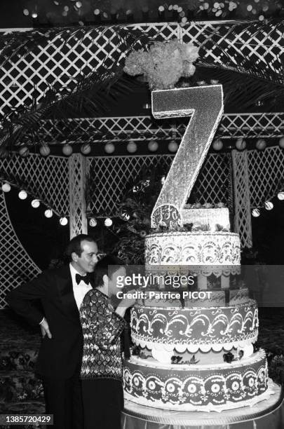 La meneuse de revue Zizi Jeanmaire coupe son gâteau après la première de son spectacle à Paris le 13 décembre 1977
