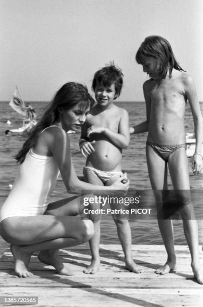 Jane Birkin avec ses filles Charlotte et Kate sur une plage à Saint-Tropez le 21 juillet 1977