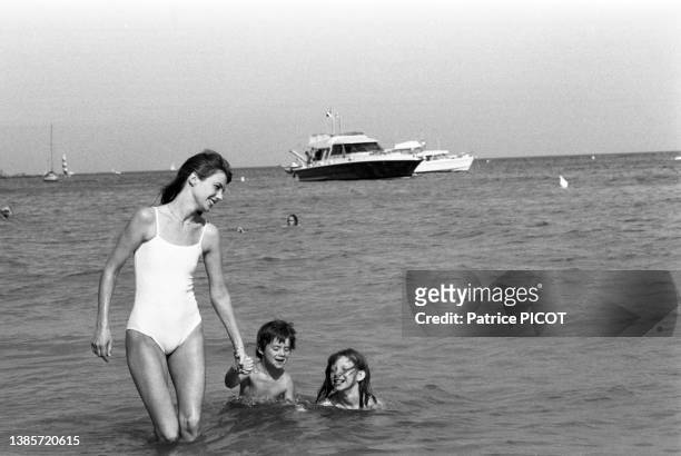 Jane Birkin avec ses filles Charlotte et Kate sur une plage à Saint-Tropez le 21 juillet 1977