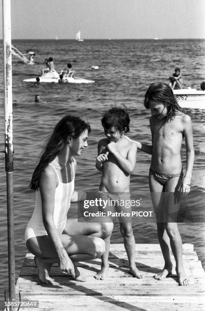 Jane Birkin avec ses filles Charlotte et Kate sur une plage à Saint-Tropez le 21 juillet 1977