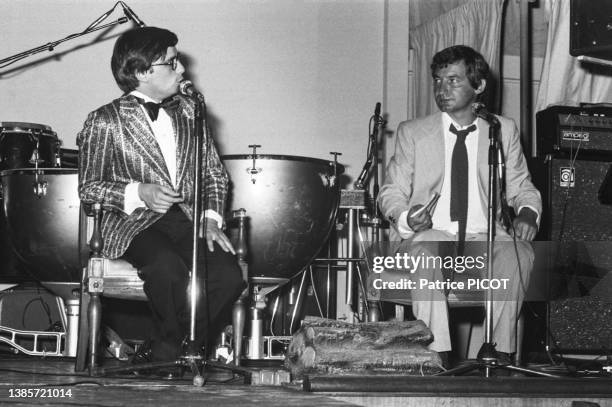 Thierry Le Luron et Pierre Desproges sur scène lors d'un gala à Sion sur l'Océan le 16 aout 1977