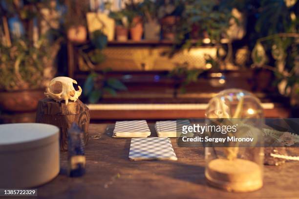 pack of playing cards on table in mystic room - ceremony imagens e fotografias de stock