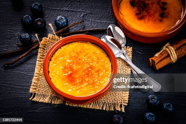 sweet food: creme brulee on dark table. overhead view - creme brulee stock pictures, royalty-free photos & images