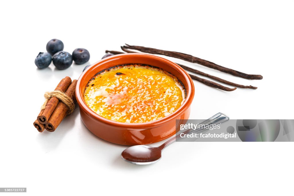 Français dessert : Crème brûlée ou Crema Catalana isolée sur blanc