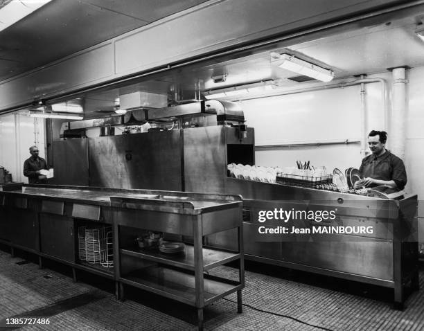 Lave-vaisselle dans la cuisine du paquebot 'France', dans les années 1960.