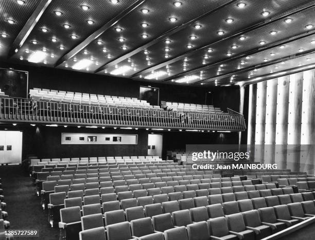 La salle de cinéma à bord du paquebot 'France', dans les années 1960.