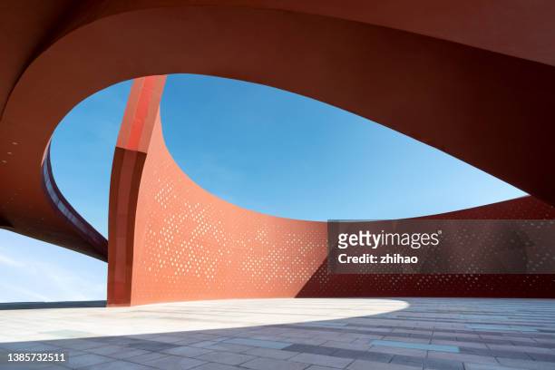 red twisted wall and clearing with light effect - architecture photos et images de collection