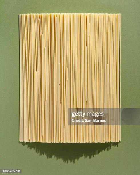spaghetti - massa-não-cozinhada imagens e fotografias de stock