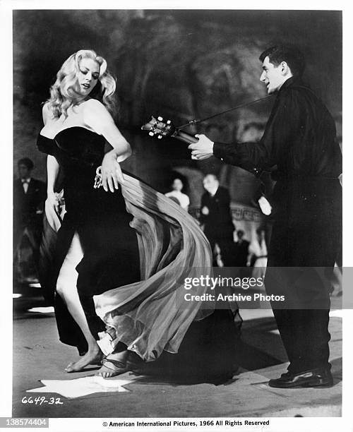 Anita Ekberg dancing to guitarist in a scene from the film 'La Dolce Vita', 1960.