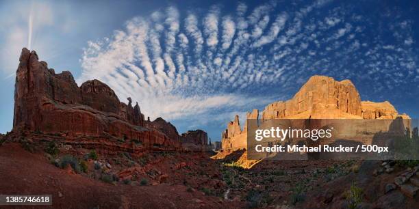 courthouse towers,low angle view of rock formations against sky,united states,usa - naturwunder photos et images de collection