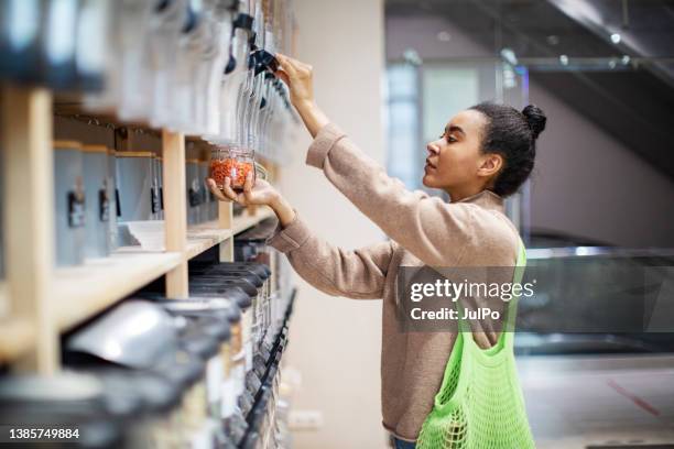 woman buying food in zero waste shop - 零廢棄 個照片及圖片檔