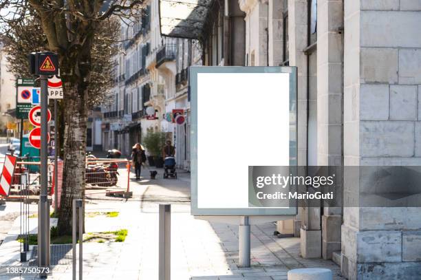 affiche publicitaire vierge dans une rue de la ville - france et panneaux de signalisation photos et images de collection