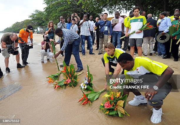 Zambia's head coach Herve Renard and players of the current Zambian national football team pay a tribute to the victims of the April 27, 1993 crash...