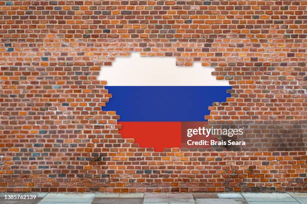 blockade of russia, flag behind brick wall. - handelsoorlog stockfoto's en -beelden