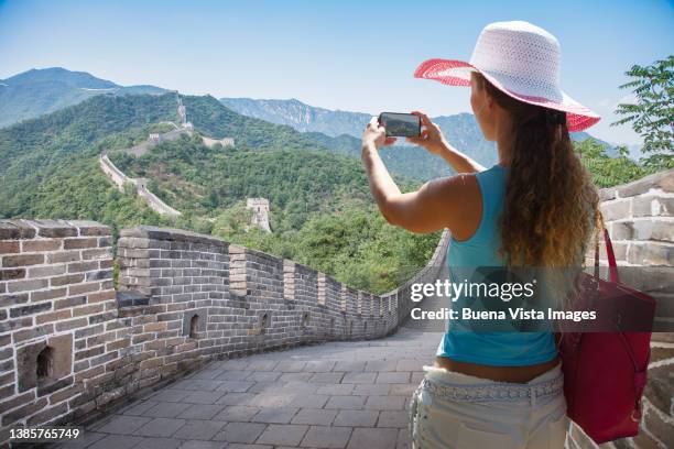 woman taking selfie on the great wall - chinesische mauer stock-fotos und bilder