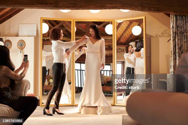 bridal gown shopping - wedding dress stockfoto's en -beelden