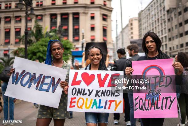 porträt von transgender-frauen fordert gleichberechtigung bei demonstration - frau mit plakat stock-fotos und bilder