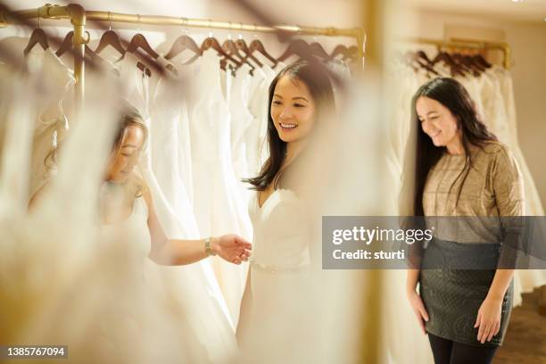 bridal gown shopping - bridal shop stockfoto's en -beelden