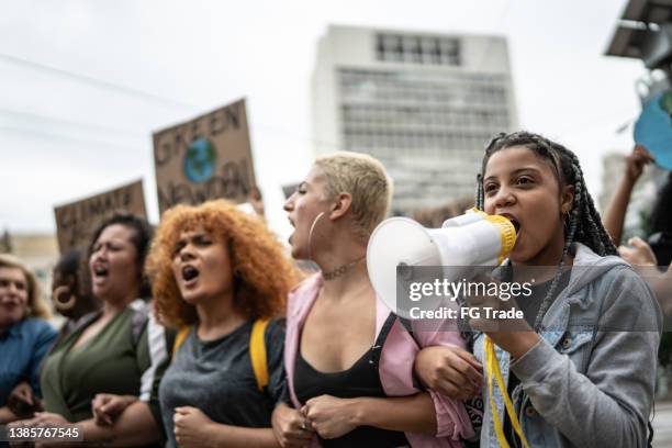 protestas haciendo una manifestación - manifestacion fotografías e imágenes de stock