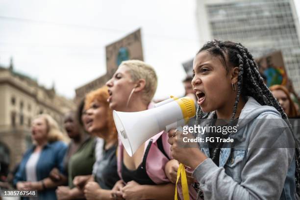protests doing a demonstration - girl power imagens e fotografias de stock