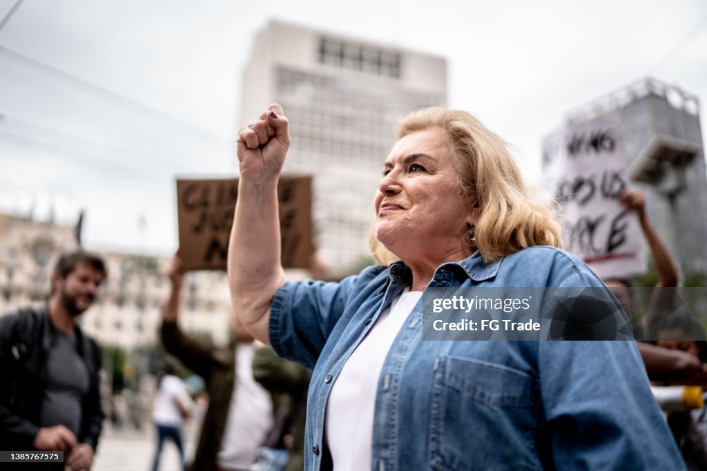 Mulher sênior liderando protesto