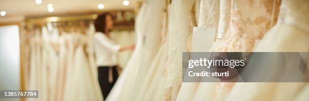 vestidos de novia con etiqueta en blanco - wedding dress fotografías e imágenes de stock