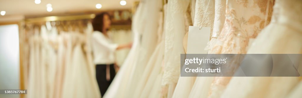 Abiti da sposa con etichetta vuota