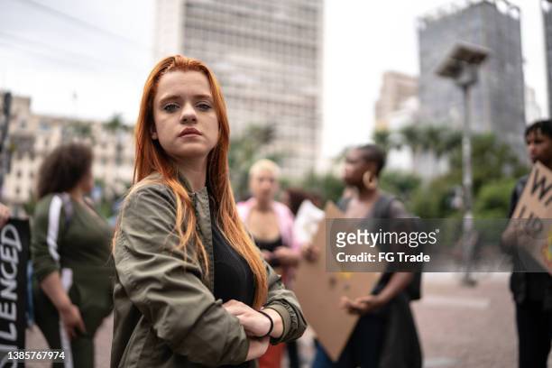 retrato de una joven en la calle - protest photos fotografías e imágenes de stock