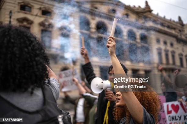 manifestantes durante una manifestación en la calle - feminismo fotografías e imágenes de stock