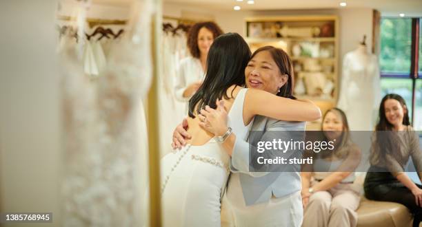 madre e figlia abiti da sposa shopping - chinese wedding dress foto e immagini stock