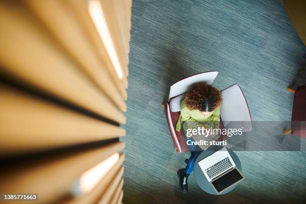 estudiante maduro en la biblioteca de la universidad - desk from above fotografías e imágenes de stock