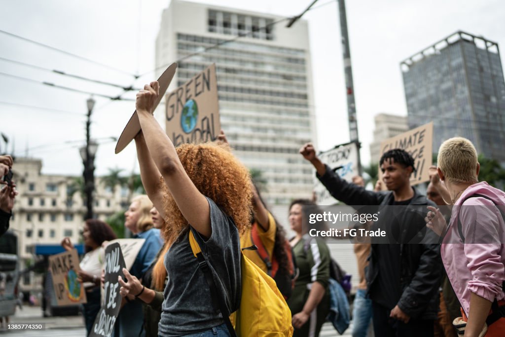 Demonstranten mit Schildern während einer Demonstration für Umweltschutz