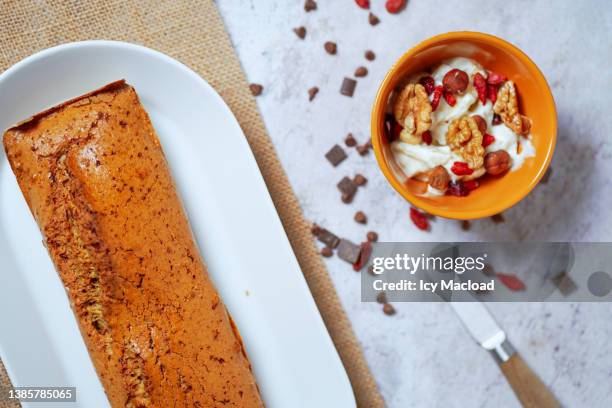 homemade diet cake - with chocolate and coconut accompanied by a natural yoghurt with fresh fruits and dried fruits - cake photos et images de collection