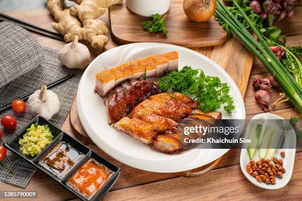 mix of chinese crispy roasted pork belly siu yuk, char siu barbecued pork, roasted chicken and duck - char siu pork stock-fotos und bilder