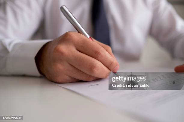 signing official document - akte stockfoto's en -beelden