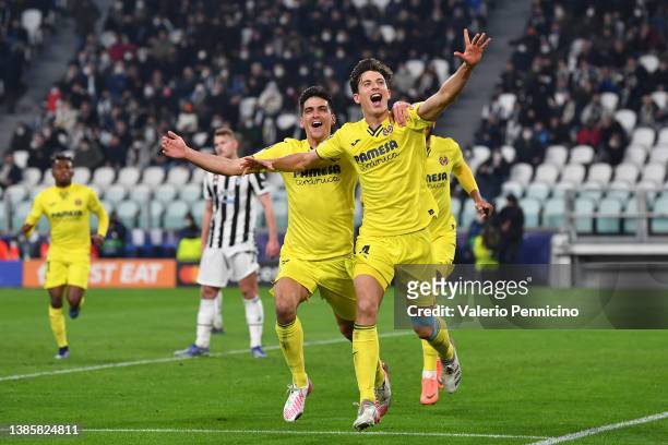 Pau Torres of Villarreal CF celebrates their sides second goal with team mate Gerard Moreno during the UEFA Champions League Round Of Sixteen Leg Two...
