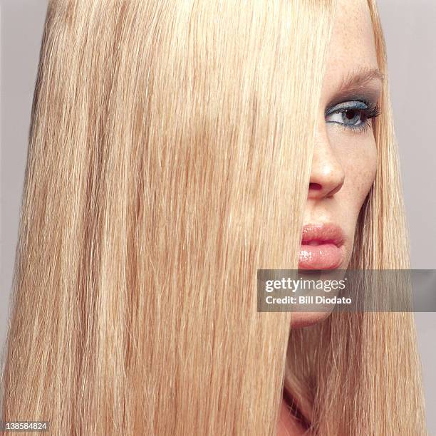 beauty image of young girl with blond hair - straight hair 個照片及圖片檔