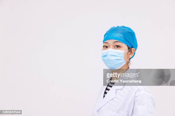 female doctor with mask - sportmasker stockfoto's en -beelden