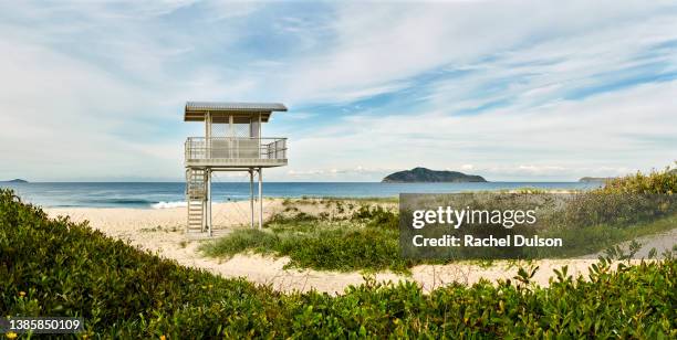 surf life saving hut - lifeguard tower fotografías e imágenes de stock