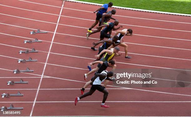 male athletes leaving starting blocks - track and field stock pictures, royalty-free photos & images