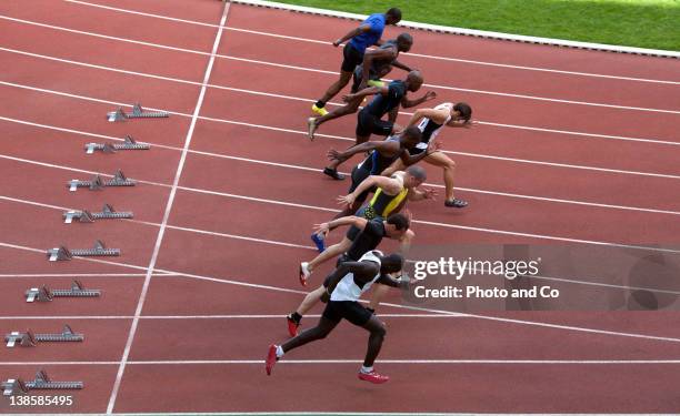 male athletes leaving starting blocks - starting line stock pictures, royalty-free photos & images