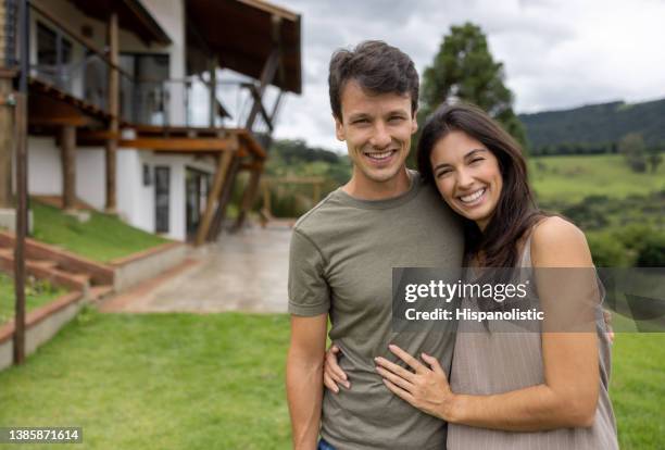 casal amoroso fora de casa no campo - namorada - fotografias e filmes do acervo