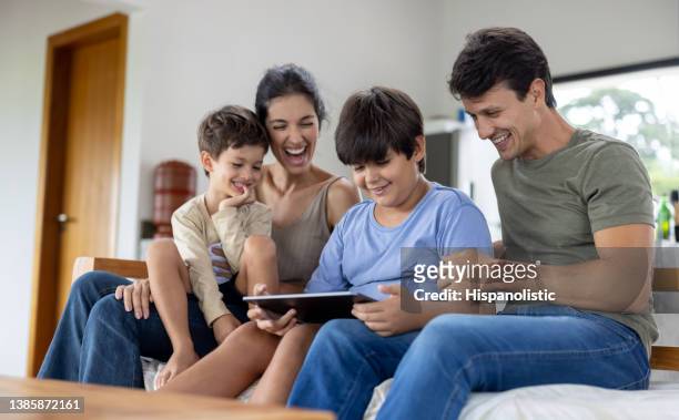 Family Watching Tv Cartoon Photos and Premium High Res Pictures - Getty  Images